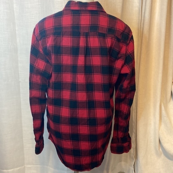 Gap flannel size medium, red and black perfect for fall and winter button up - Picture 3 of 9
